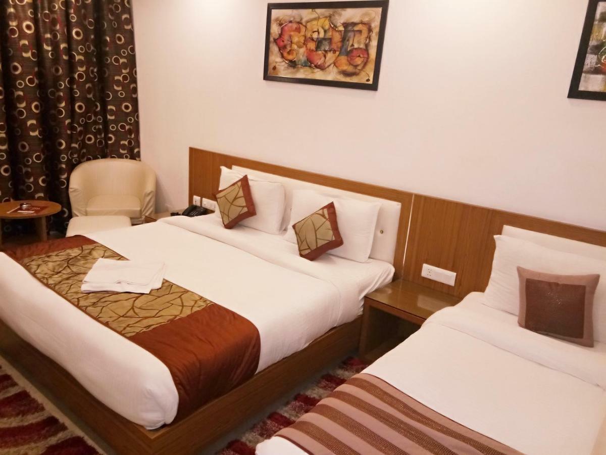 Hotel Suktara International Силигури Екстериор снимка